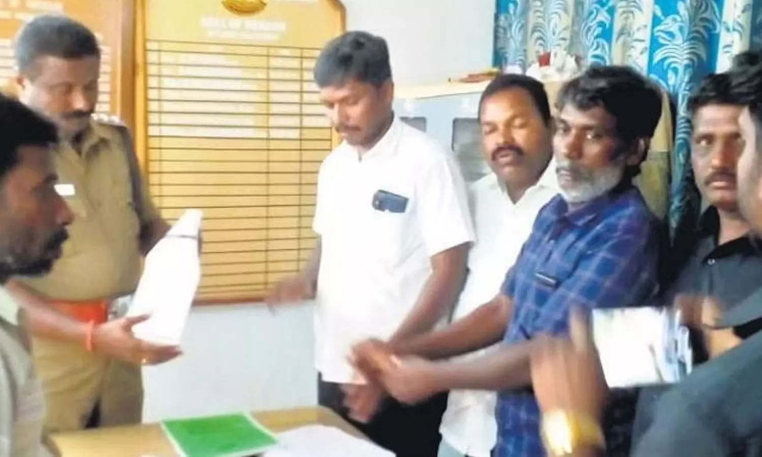 Udumalai villages,Dalits banned from wearing slippers,Dalits banned,ദലിതര്‍ക്ക് അയിത്തം, തമിഴ്നാട്ടിലെ ജാതിവിവേചനം,latest national news