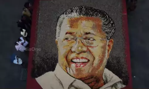 davinchi suresh,portrait of the Chief Minister was made using cashew nuts,nava kerala sadass,കൊല്ലം, പിണറായി വിജയന്‍,നവകേരള സദസ്സ്