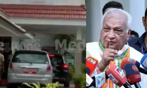 governor returned to Calicut University from the city for attending seminar