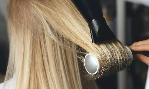 The fire brigade came because the hair dryer was turned on in the hotel room; The young woman was shocked to see the bill The fire brigade came because the hair dryer was turned on in the hotel room; The young woman was shocked to see the bill