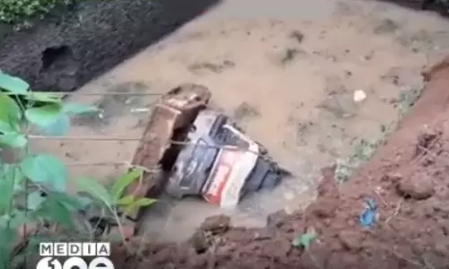 driver died after the excavator fell into the pond in perumbavoor