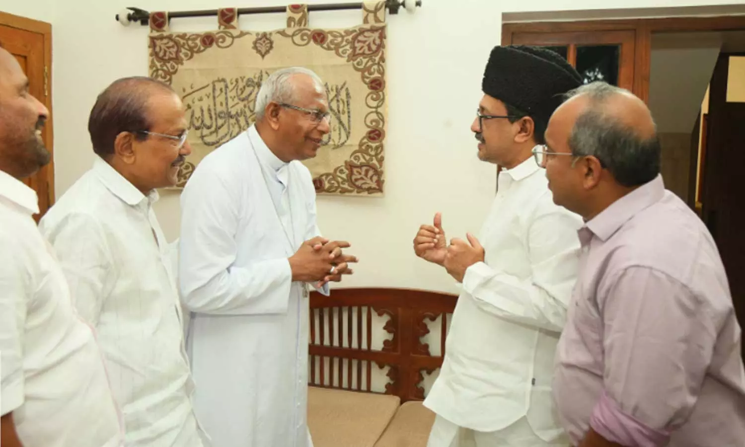 ആർച്ച് ബിഷപ്പ് മാർ ആൻഡ്രൂസ് താഴത്ത് സാദിഖലി തങ്ങളെ സന്ദർശിച്ചു