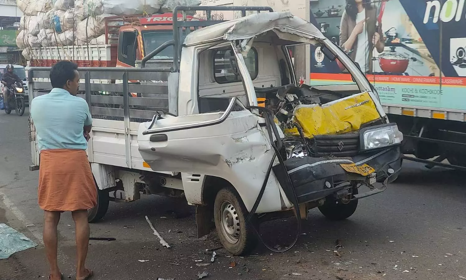 Cargo lorry and mini pickup van collided in Ernakulam Paravoor, Cargo lorry and a mini pickup van collided in Paravoor Cargo lorry and mini pickup van collided in Ernakulam Paravoor, Cargo lorry and a mini pickup van collided in Paravoor