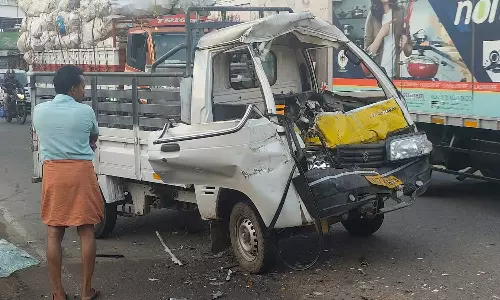 Cargo lorry and mini pickup van collided in Ernakulam Paravoor, Cargo lorry and a mini pickup van collided in Paravoor