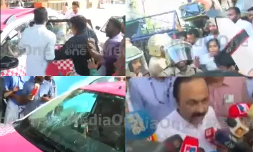 clash in front of DCC office trivandrum Pink police vehicle vandalized by youth congress