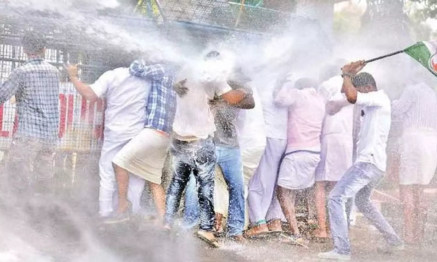 യൂത്ത് കോൺഗ്രസിന്റെ സെക്രട്ടേറിയറ്റ് സമരം: രണ്ടരലക്ഷം രൂപയുടെ നഷ്ടമുണ്ടായെന്ന് പൊലീസ് യൂത്ത് കോൺഗ്രസിന്റെ സെക്രട്ടേറിയറ്റ് സമരം: രണ്ടരലക്ഷം രൂപയുടെ നഷ്ടമുണ്ടായെന്ന് പൊലീസ്