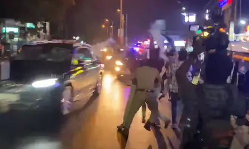 ഗവർണർക്കെതിരെ വീണ്ടും എസ്.എഫ്.ഐ കരിങ്കൊടി പ്രതിഷേധം; മുഖ്യമന്ത്രി ഗുണ്ടകളെ അയക്കുകയാണെന്ന് ഗവർണർ ഗവർണർക്കെതിരെ വീണ്ടും എസ്.എഫ്.ഐ കരിങ്കൊടി പ്രതിഷേധം; മുഖ്യമന്ത്രി ഗുണ്ടകളെ അയക്കുകയാണെന്ന് ഗവർണർ