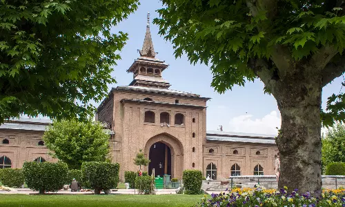 Friday prayers allowed at Srinagar Jamia Masjid after 10 weeks