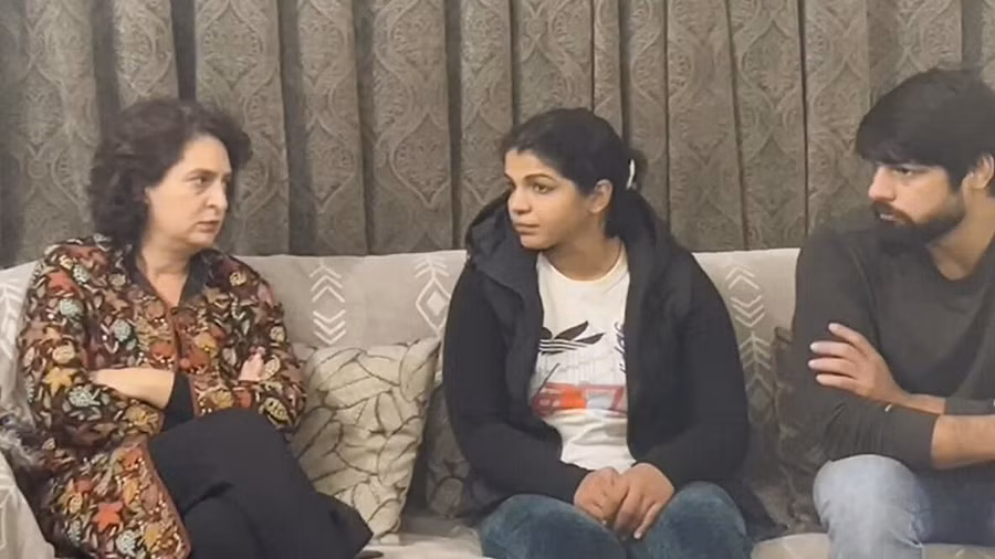 Priyanka Gandhi Vadra interacts with wrestler Sakshi Malik