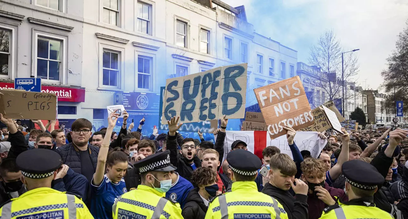 യൂറോപ്യൻ സൂപ്പർ ലീഗിൽ ക്ലബുകൾ രണ്ടുതട്ടിൽ; യുവേഫ ഭീഷണിക്ക് വഴങ്ങാതെ റയലും ബാഴ്‌സയും