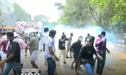 കോൺഗ്രസ് മാർച്ചിൽ തലസ്ഥാനം യുദ്ധക്കളം;  പൊലീസിന് നേരെ കല്ലേറ്, നേതാക്കൾ പ്രസംഗിക്കുന്ന വേദിക്കരികിൽ ഗ്രനേഡും ടിയർഗ്യാസും