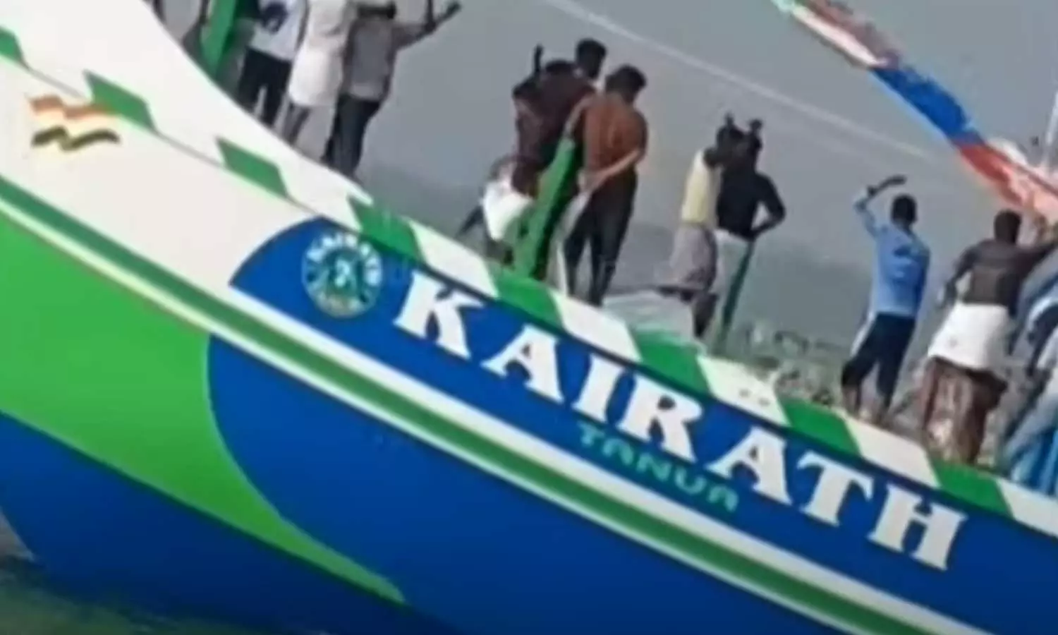 Excursion in a fishing boat in Tanur without safety measures Excursion in a fishing boat in Tanur without safety measures