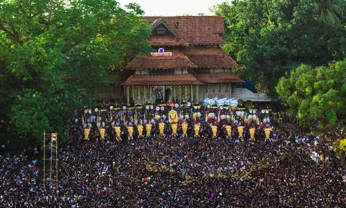 തൃശ്ശൂർ പൂരം പ്രതിസന്ധി പരിഹരിക്കാൻ ചേർന്ന യോഗത്തിൽ അന്തിമ തീരുമാനമായില്ല തൃശ്ശൂർ പൂരം പ്രതിസന്ധി പരിഹരിക്കാൻ ചേർന്ന യോഗത്തിൽ അന്തിമ തീരുമാനമായില്ല