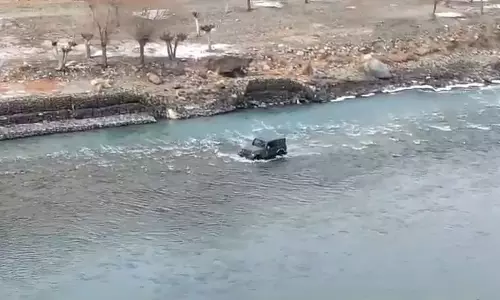 പിടിവിട്ട് ട്രാഫിക് േബ്ലാക്ക്; ഥാറുമായി പുഴയിലിറങ്ങി യുവാവ് പിടിവിട്ട് ട്രാഫിക് േബ്ലാക്ക്; ഥാറുമായി പുഴയിലിറങ്ങി യുവാവ്