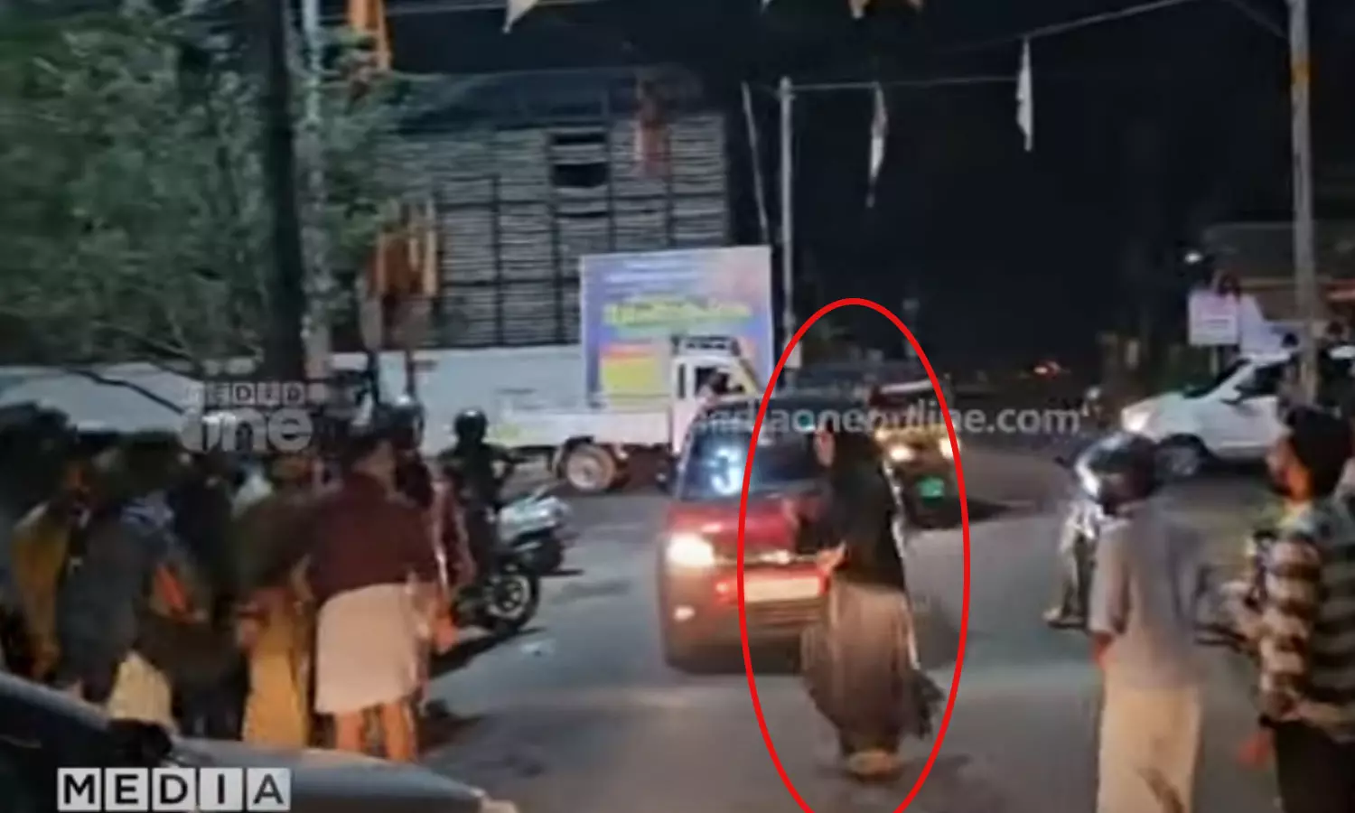 thalassery drunk woman ,drunk woman attack,thalassery police,latest malayalam news,മദ്യപിച്ച് യുവതിയുടെ നടുറോഡില് അക്രമം,തലശ്ശേരി thalassery drunk woman ,drunk woman attack,thalassery police,latest malayalam news,മദ്യപിച്ച് യുവതിയുടെ നടുറോഡില് അക്രമം,തലശ്ശേരി