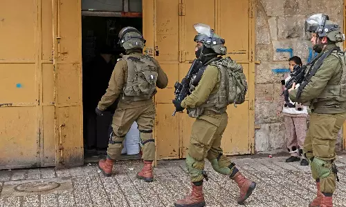 വെസ്റ്റ് ബാങ്കിൽ രാത്രിയിലും റെയ്ഡ് തുടർന്ന് ഇസ്രായേൽ