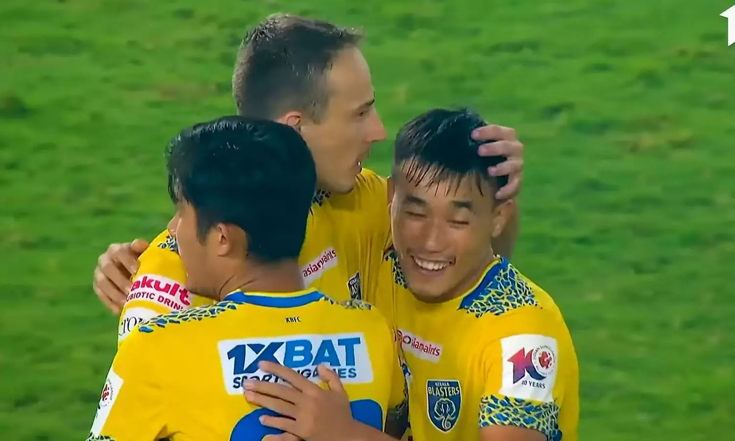 സഹതാരങ്ങളെ അഭിനന്ദിക്കുന്ന മാര്‍കോ ലെസ്കോവിച്ച് 