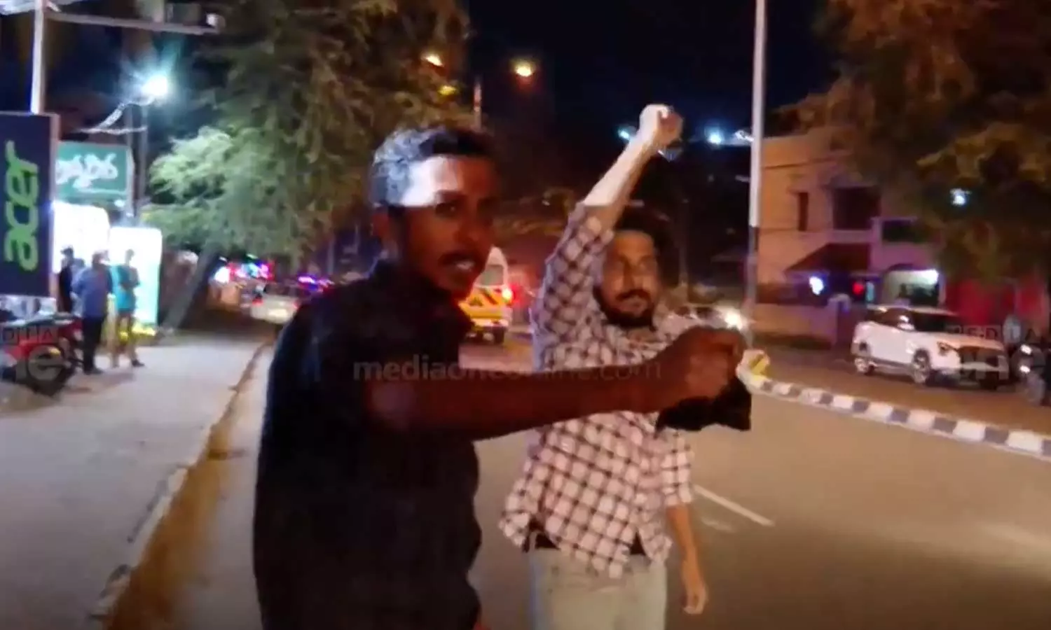 ആരിഫ് ഖാൻ ഗോ ബാക്ക്; തിരുവനന്തപുരത്ത് ഗവർണറെ കരിങ്കൊടി കാണിച്ച് എസ്എഫ്‌ഐ