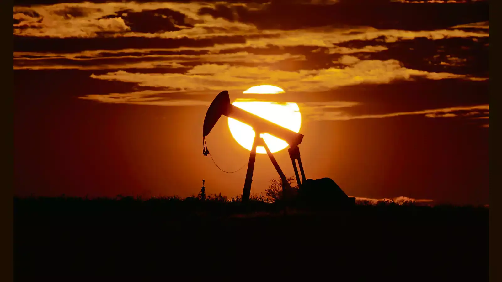 Oil Prices Rise as US Oil Inventories Drop Unexpectedly, Set to Record Lowest Level Since 2020