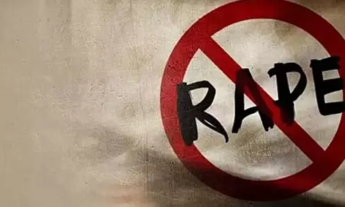 പ്രായപൂർത്തിയായ പെൺകുട്ടിയെ മദ്യം നൽകി പീഡിപ്പിച്ചു; മൂന്ന് പേർപിടിയിൽ പ്രായപൂർത്തിയായ പെൺകുട്ടിയെ മദ്യം നൽകി പീഡിപ്പിച്ചു; മൂന്ന് പേർപിടിയിൽ