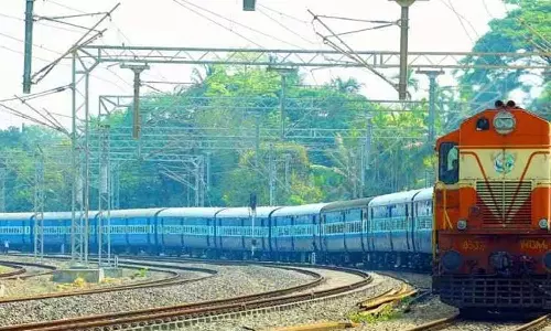 ട്രാക്കിൽ അറ്റകുറ്റപ്പണി: നിരവധി ട്രെയിനുകൾ റദ്ദാക്കി ട്രാക്കിൽ അറ്റകുറ്റപ്പണി: നിരവധി ട്രെയിനുകൾ റദ്ദാക്കി