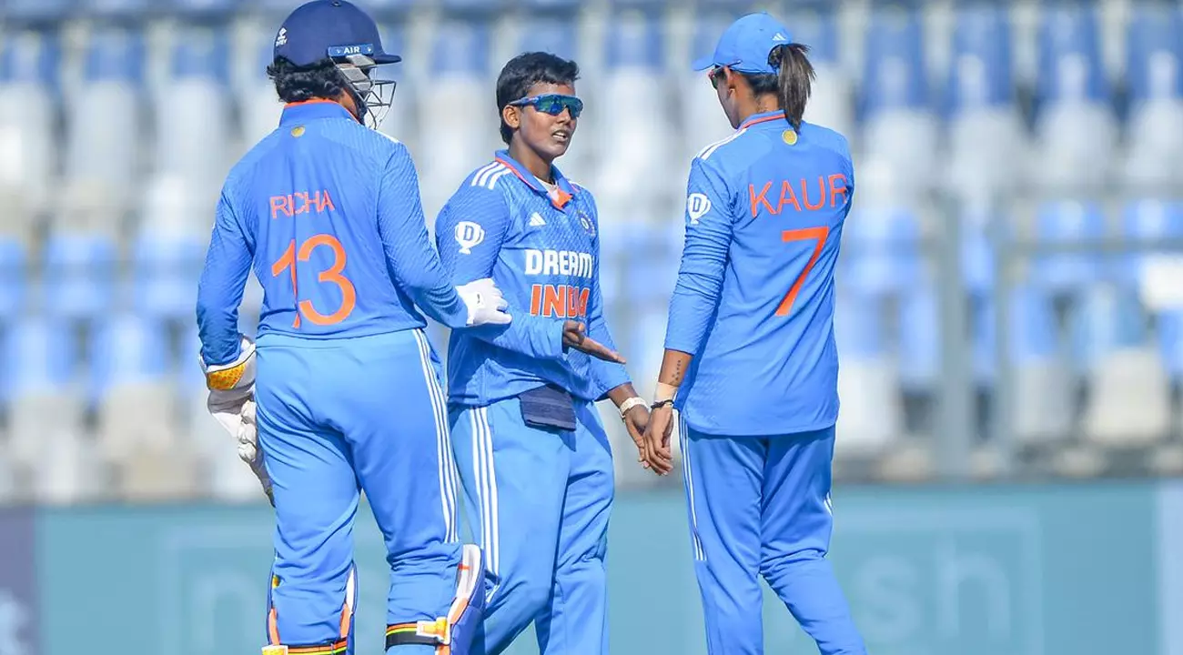 വാംഗഡെ ഏകദിനം; ഇന്ത്യക്ക് 259 റൺസ് വിജയലക്ഷ്യം, ദീപ്തി ശർമ്മക്ക് അഞ്ച് വിക്കറ്റ്