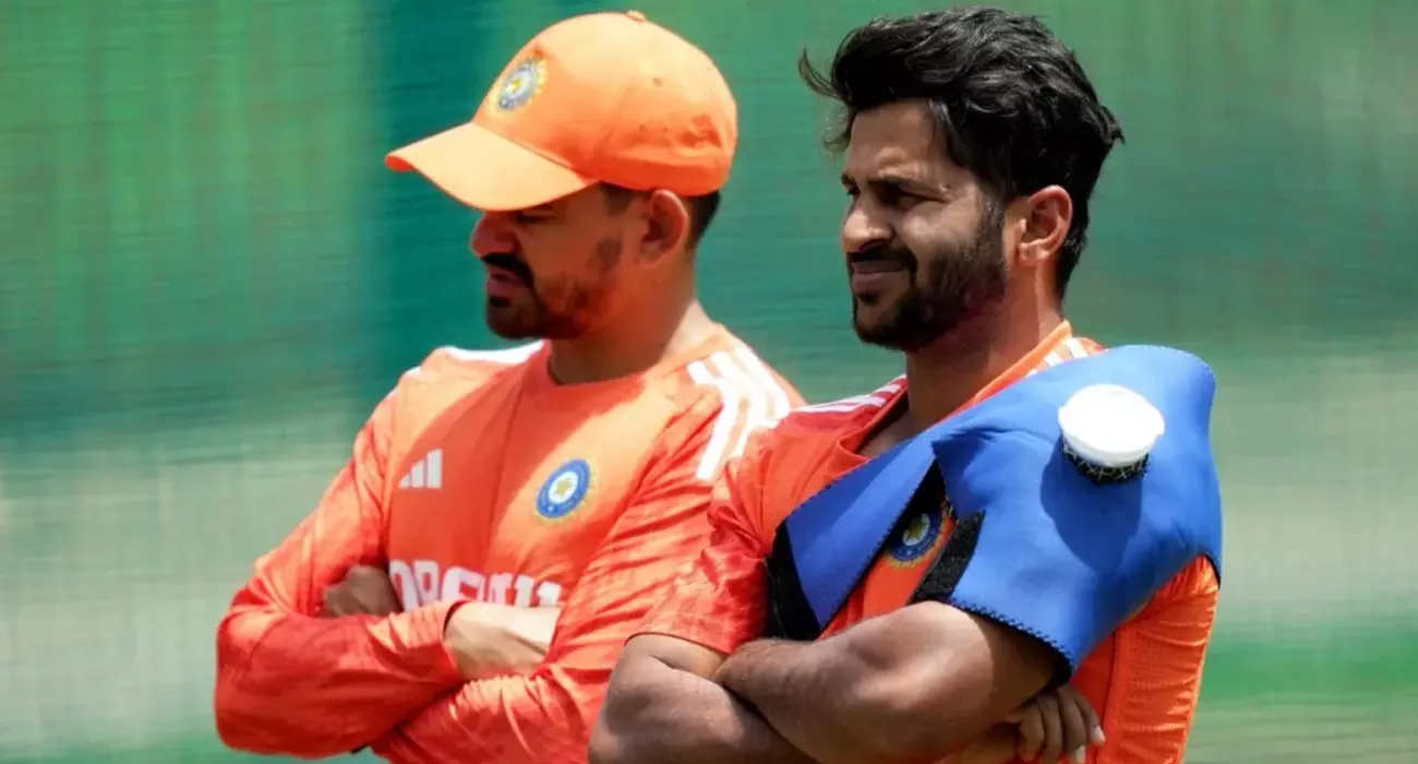 പരിശീലനത്തിനിടെ ഓൾറൗണ്ടർക്ക് പരിക്ക്; രണ്ടാം ടെസ്റ്റിന് തൊട്ടുമുൻപ് ഇന്ത്യക്ക് ആശങ്ക പരിശീലനത്തിനിടെ ഓൾറൗണ്ടർക്ക് പരിക്ക്; രണ്ടാം ടെസ്റ്റിന് തൊട്ടുമുൻപ് ഇന്ത്യക്ക് ആശങ്ക