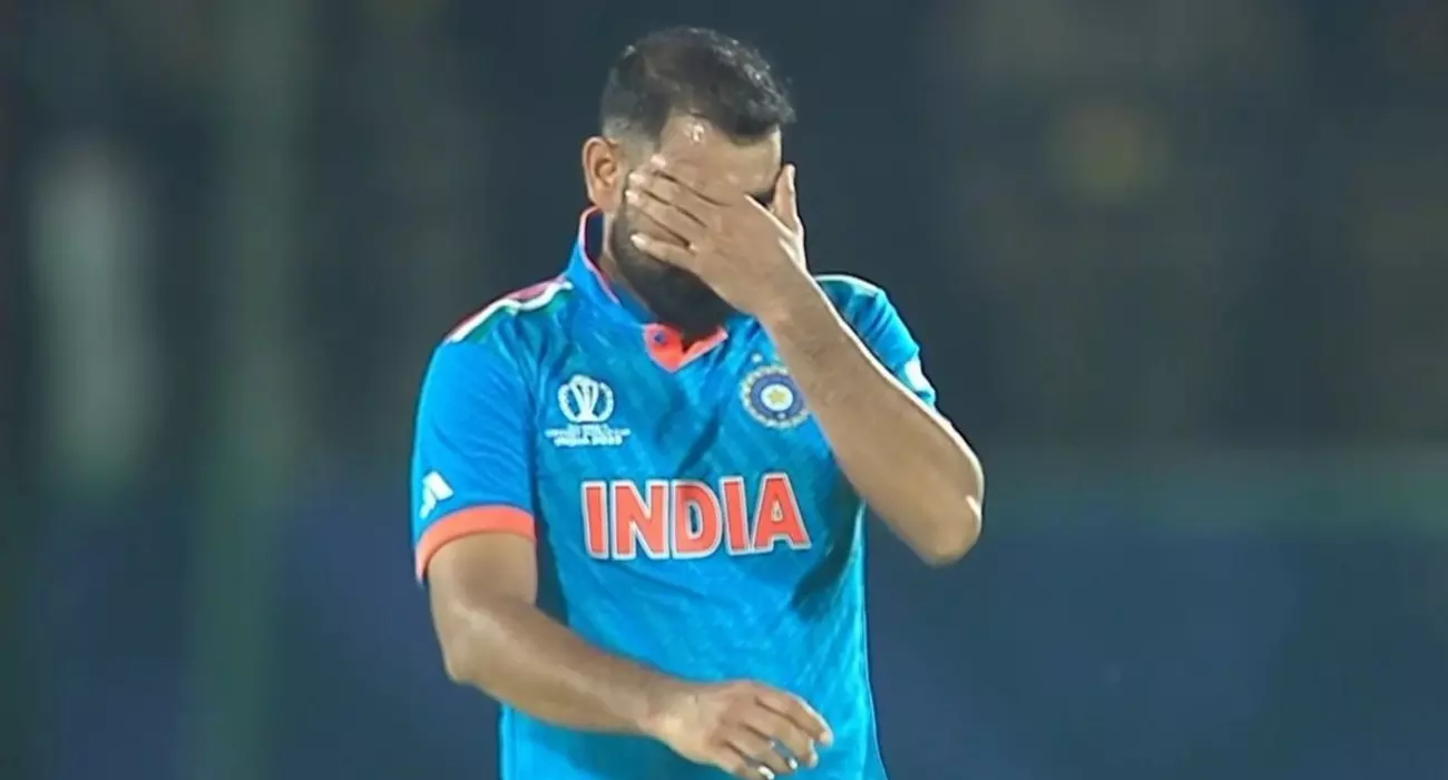 വേദന കടിച്ചമർത്തിയാണ് പന്തെറിഞ്ഞത്; ലോകകപ്പിൽ ഷമി പോരാടിയത് പരിക്കിനോട് പടവെട്ടിയെന്ന് വെളിപ്പെടുത്തൽ വേദന കടിച്ചമർത്തിയാണ് പന്തെറിഞ്ഞത്; ലോകകപ്പിൽ ഷമി പോരാടിയത് പരിക്കിനോട് പടവെട്ടിയെന്ന് വെളിപ്പെടുത്തൽ