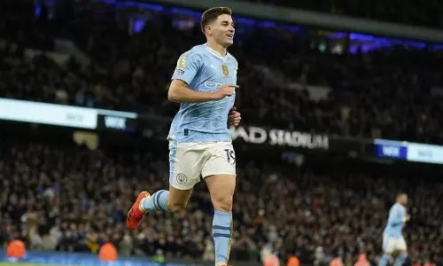 Julián Álvarez scores for Manchester City