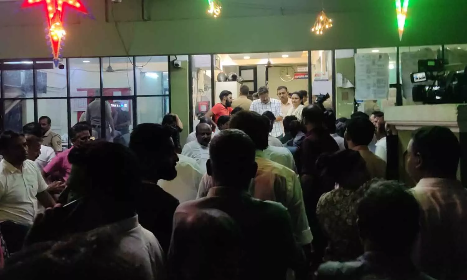 മുഖ്യമന്ത്രിയെ കരിങ്കൊടി കാണിച്ച കോൺഗ്രസ് പ്രവർത്തകർക്ക് ജാമ്യം നൽകിയില്ല; പാലാരിവട്ടത്ത് സംഘർഷാവസ്ഥ മുഖ്യമന്ത്രിയെ കരിങ്കൊടി കാണിച്ച കോൺഗ്രസ് പ്രവർത്തകർക്ക് ജാമ്യം നൽകിയില്ല; പാലാരിവട്ടത്ത് സംഘർഷാവസ്ഥ