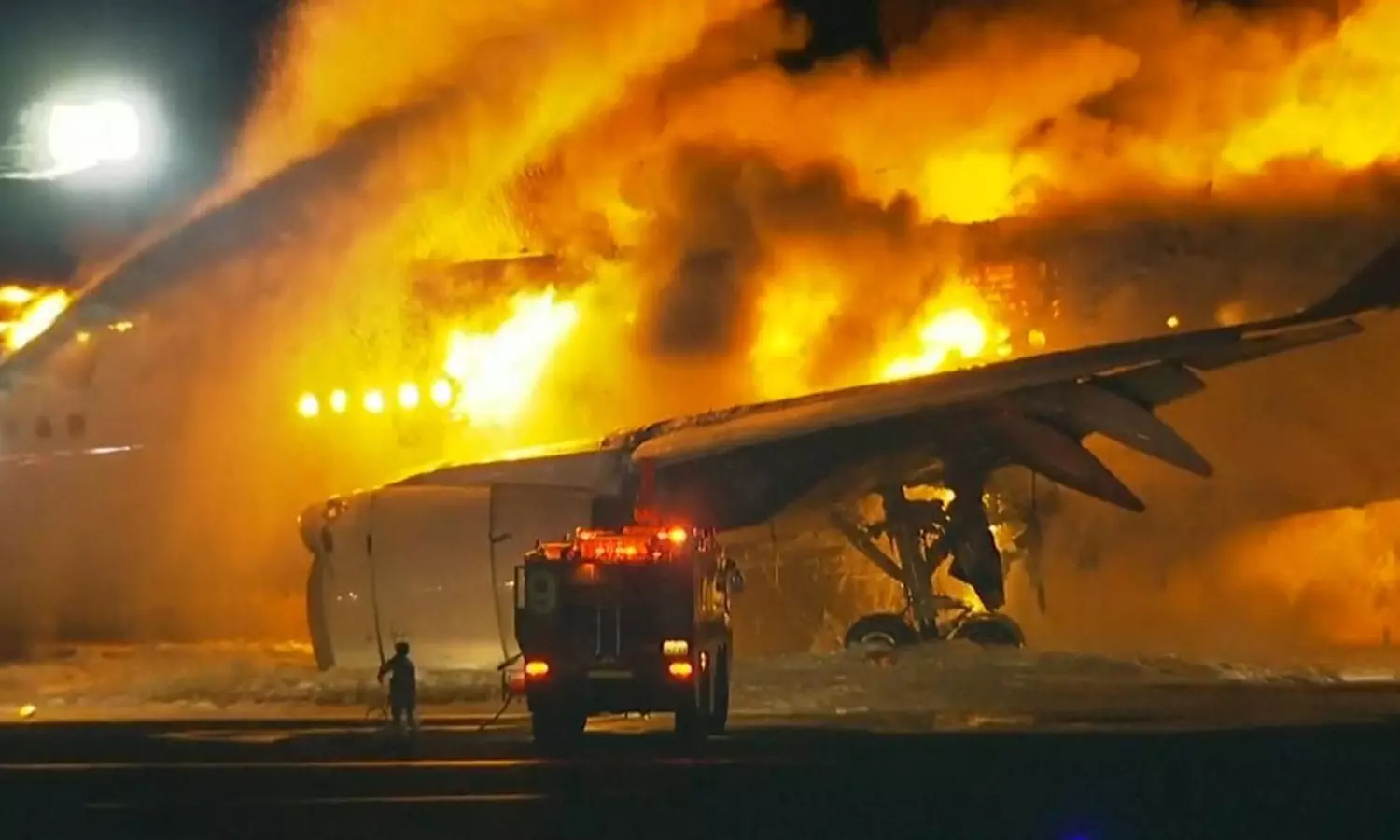 റൺവെയിൽ വിമാനങ്ങൾ കൂട്ടിയിടിച്ചു കത്തി; ജപ്പാനിൽ 5 പേർ വെന്തുമരിച്ചു; 367 യാത്രികർ അത്ഭുതകരമായി രക്ഷപ്പെട്ടു