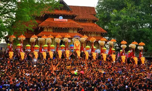 High Court bans entering Vadakkumnatha temple wearing sandals High Court bans entering Vadakkumnatha temple wearing sandals