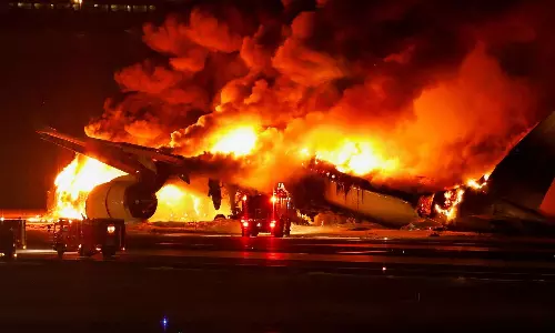 നിലംതൊട്ടതോടെ വിമാനം തീപ്പന്തമായി മാറി; കുഞ്ഞുങ്ങളുമായി യാത്രികർ ഇറങ്ങിയോടുന്ന വീഡിയോ പുറത്ത്