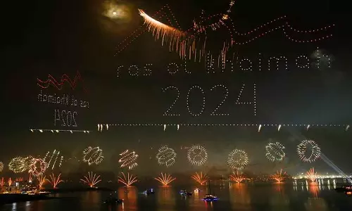 പുതുവർഷാഘോഷത്തിന്റെ ഭാഗമായി തൊഴിലാളികൾക്ക് സമ്മാനങ്ങൾ കൈമാറി ദുബൈ അധികൃതർ