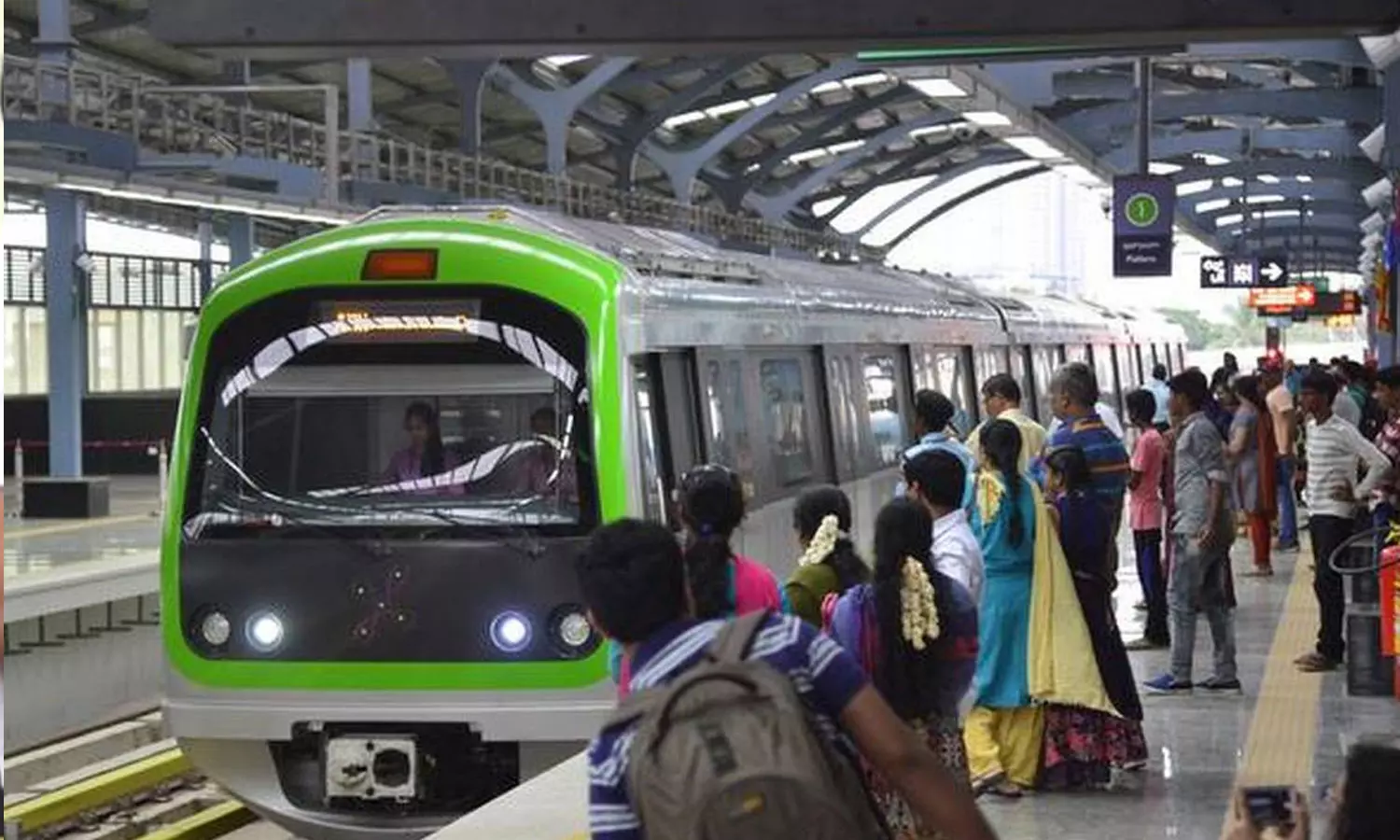 Bengaluru Metro,Woman jumps onto Metro tracks , Bengaluru Metro,bengaluru metro station,latest national news,ബംഗളൂരു മെട്രോ Bengaluru Metro,Woman jumps onto Metro tracks , Bengaluru Metro,bengaluru metro station,latest national news,ബംഗളൂരു മെട്രോ