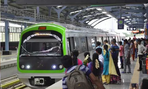 Bengaluru Metro,Woman jumps onto Metro tracks , Bengaluru Metro,bengaluru metro station,latest national news,ബംഗളൂരു മെട്രോ