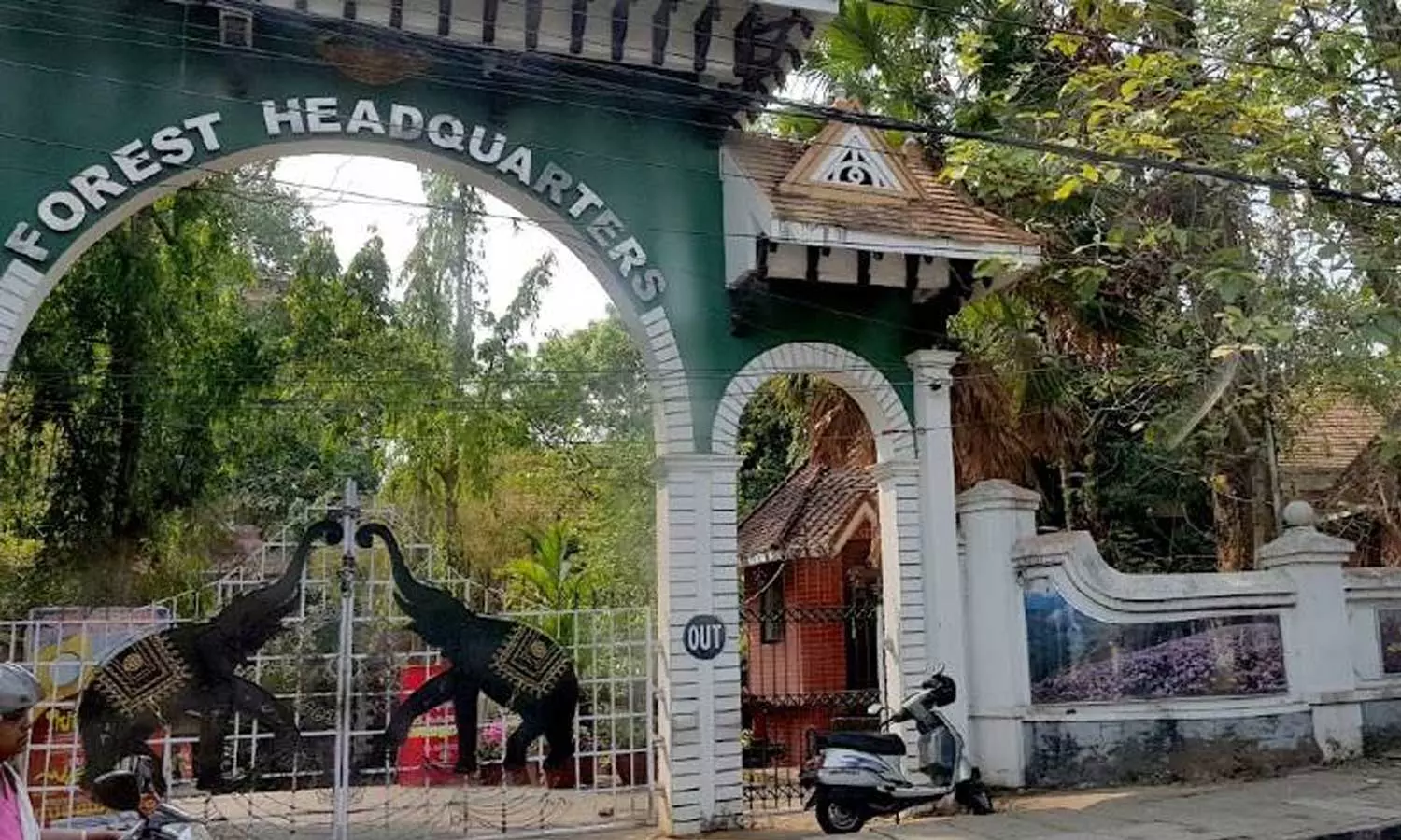 മാങ്കുളത്ത് വനം വകുപ്പും - നാട്ടുകാരും തമ്മിലുണ്ടായ സംഘർഷം; ഡി.എഫ്.ഒ ഉൾപ്പെടെയുള്ള വനപാലകർക്കെതിരെ കേസ്