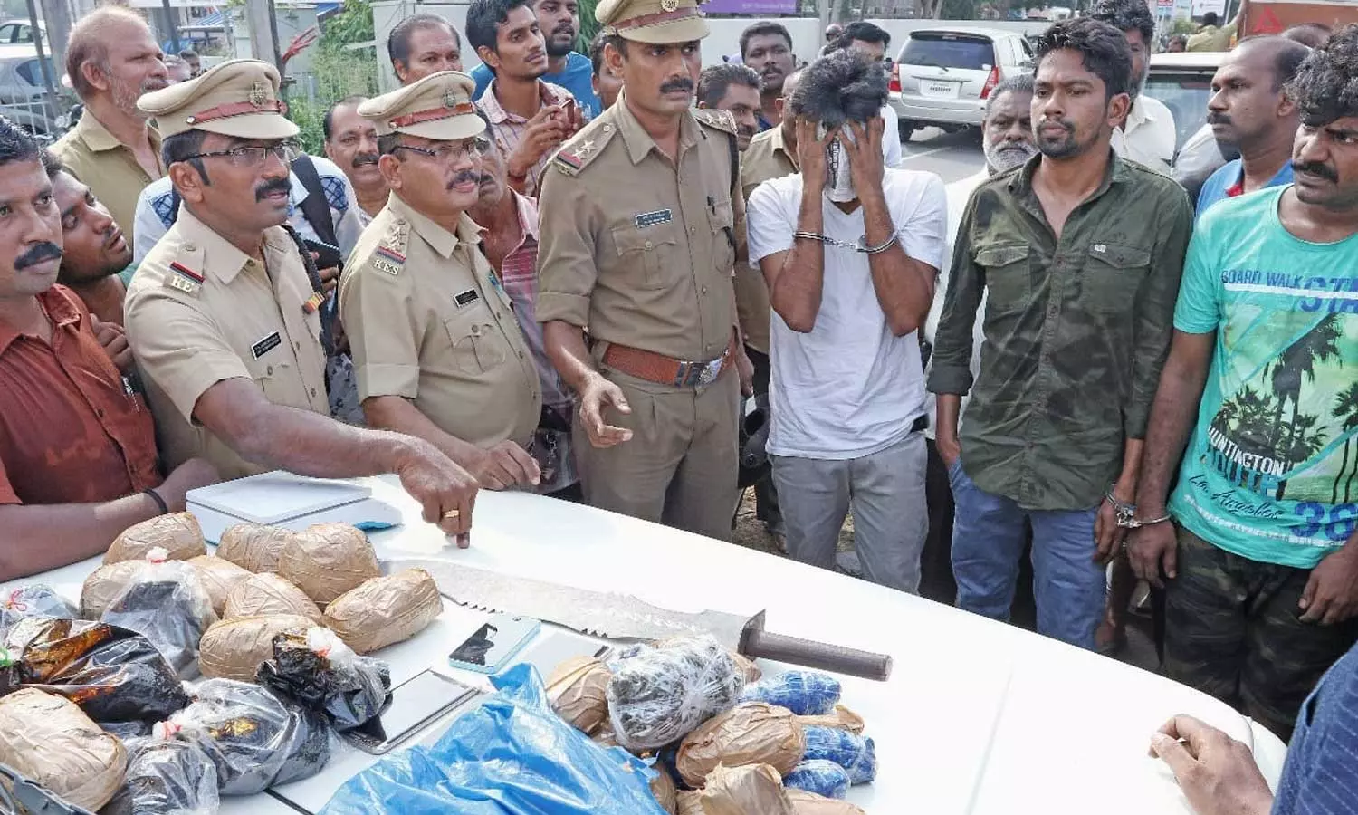 ലഹരിക്കടത്തിന് കഠിനതടവ്! പ്രതികള് 24 വർഷം ജയിലില് കഴിയണം ലഹരിക്കടത്തിന് കഠിനതടവ്! പ്രതികള് 24 വർഷം ജയിലില് കഴിയണം