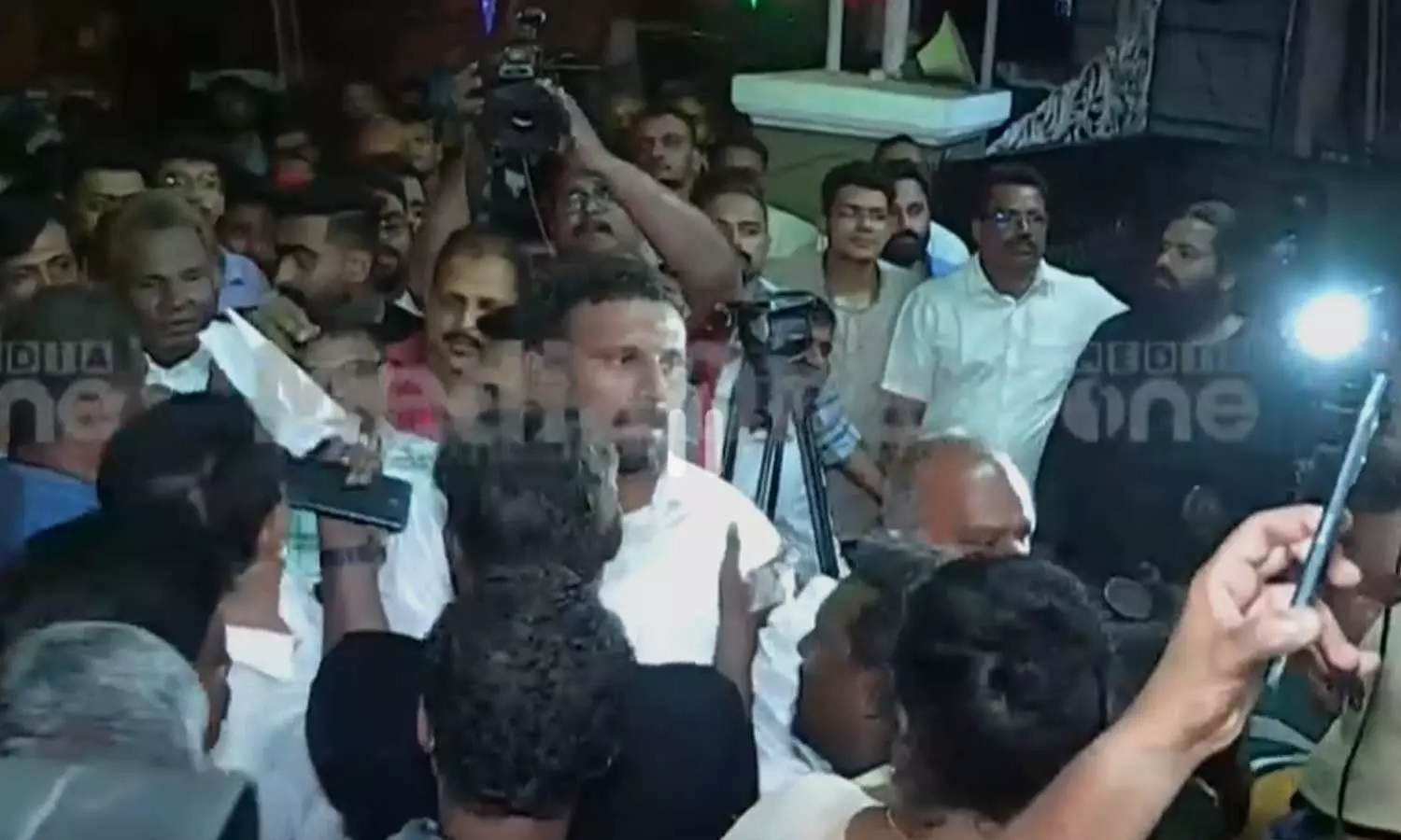 Youth Congress expelled the leaders who beat up the journalist in Ernakulam