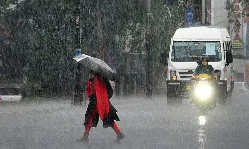 Kerala Meteorological Center has warned that there is a possibility of heavy rain in the state in the coming hours, Orange alert has been declared in Idukki, rain alert