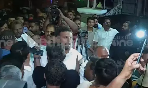 Youth Congress expelled the leaders who beat up the journalist in Ernakulam