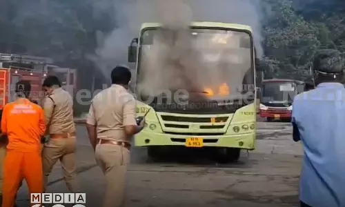 പമ്പയിൽ കെ.എസ്.ആർ.ടി.സി ബസിനു തീപിടിച്ചു പമ്പയിൽ കെ.എസ്.ആർ.ടി.സി ബസിനു തീപിടിച്ചു