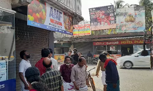 കടയുടെ നെയിം ബോര്‍ഡ് സ്ഥാപിക്കുന്നതിനിടെ യുവാവ് ഷോക്കേറ്റ് മരിച്ചു