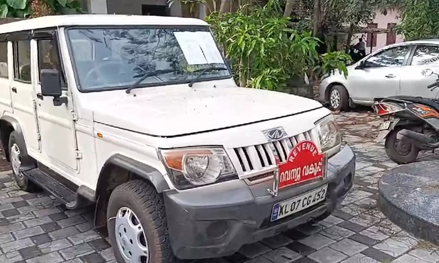 Perumbavoor sub court impounds vehicle of Kunnathunad Tehsildar for non-payment of land acquired for the Brahmapuram waste management plant, revenue vehicle seized Perumbavoor sub court impounds vehicle of Kunnathunad Tehsildar for non-payment of land acquired for the Brahmapuram waste management plant, revenue vehicle seized