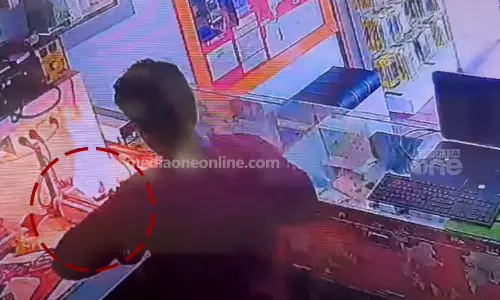 കടയിൽ ബാറ്ററി മാറാൻ നൽകിയ മൊബൈൽ ഫോൺ കത്തി; ഒഴിവായത് വൻ ദുരന്തം