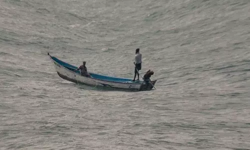 Fisherman missing in the sea at Kozhikode Nandi, Nandi fiber boat accident