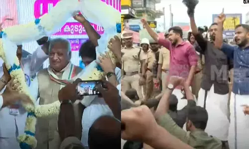 കനത്ത പ്രതിഷേധങ്ങള്ക്കിടെ ഗവര്ണര് ഇടുക്കിയില്; വ്യാപാരി പരിപാടിയില് സംസാരിച്ചു മടങ്ങി കനത്ത പ്രതിഷേധങ്ങള്ക്കിടെ ഗവര്ണര് ഇടുക്കിയില്; വ്യാപാരി പരിപാടിയില് സംസാരിച്ചു മടങ്ങി