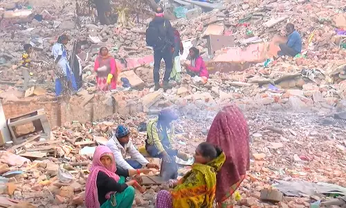 Thousands evicted by the Delhi Corporation sleeping on the streets of the capital city