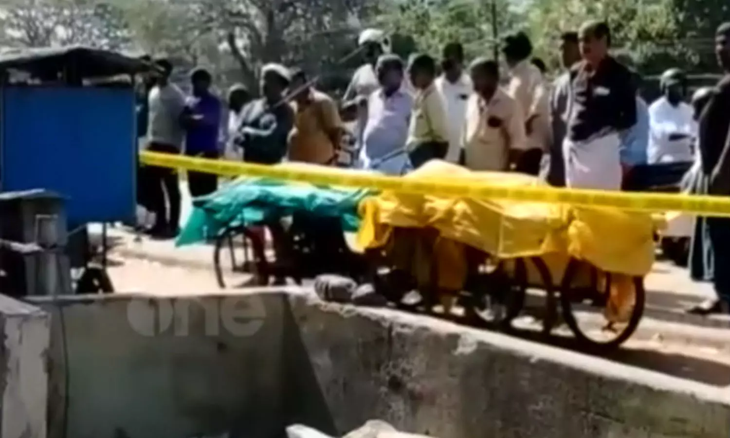 വടകരയിൽ പൂട്ടിക്കിടന്ന കടമുറി പൊളിച്ചപ്പോൾ തലയോട്ടി; ആറ് മാസത്തിലേറെ പഴക്കം വടകരയിൽ പൂട്ടിക്കിടന്ന കടമുറി പൊളിച്ചപ്പോൾ തലയോട്ടി; ആറ് മാസത്തിലേറെ പഴക്കം