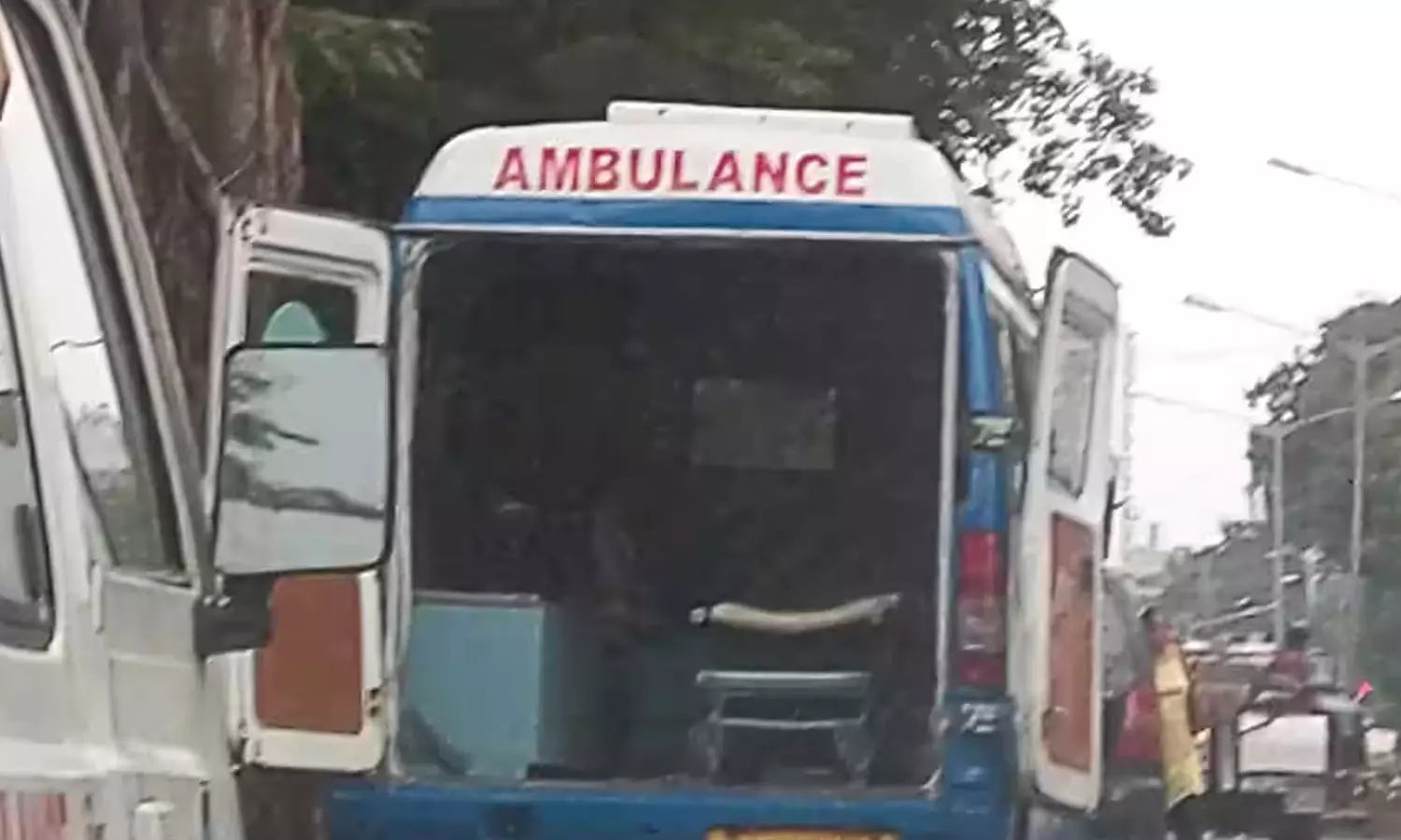 ആംബുലൻസ് ഗട്ടറിൽ വീണു, മൃതദേഹത്തിന്റെ കൈ അനങ്ങി; മരിച്ചെന്ന് വിധിയെഴുതിയാൾക്ക് പുനർജന്മം ആംബുലൻസ് ഗട്ടറിൽ വീണു, മൃതദേഹത്തിന്റെ കൈ അനങ്ങി; മരിച്ചെന്ന് വിധിയെഴുതിയാൾക്ക് പുനർജന്മം